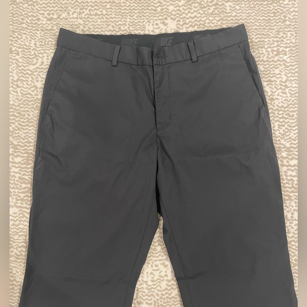 Men’s NikeGolf Standard Fit Dry Fit Pants. M